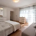 House 別荘 Zrmanja Vrelo